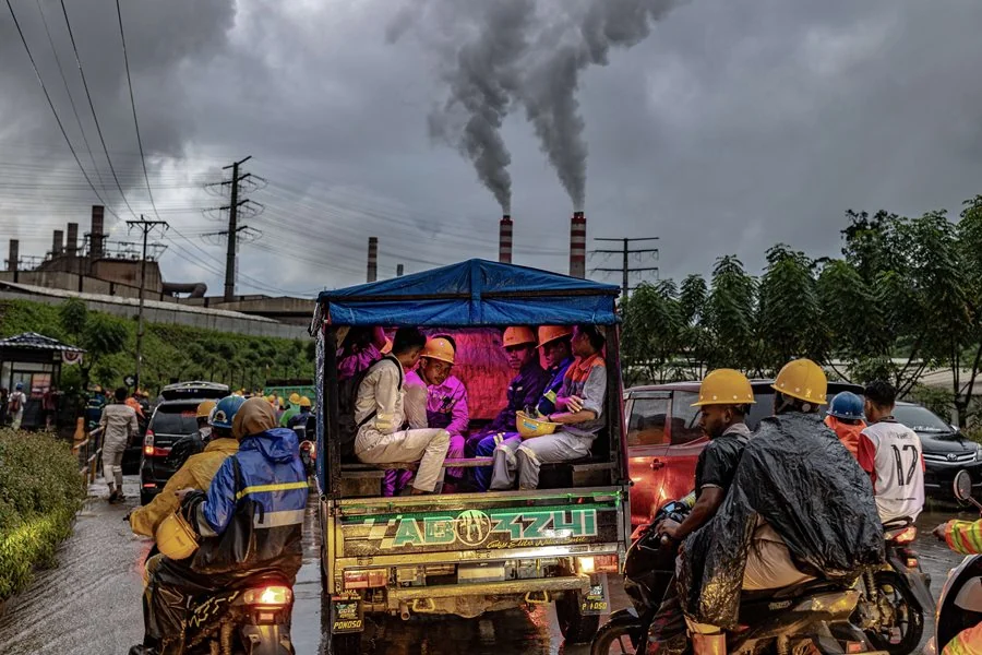 Visual published with the cited source for this record: A photo contest bans AI images; a platform just labels them